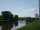 Die alte Eisenbahnbrücke in Alsleben, im Hintergrund die Neue Mühle
