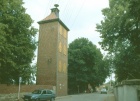 Der Feuerwehrturm am Schulplatz neben der Grundschule