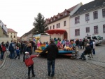 Der Weihnachtsmarkt mit einem Kinderkarussell