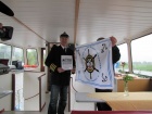 Übergabe eine Urkunde und Flagge vom Vorsitzenden vom Schifferverein Undine