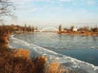 Eisgang im Winter 2007 - Blick zur Saalebrücke