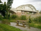 Blick auf die Saalebrücke, mit Wasser schon im Park, 03.06.2013 um 15 Uhr