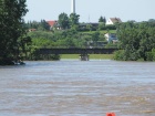 Blick zur alten Eisenbahnbrücke mit Hochwasser